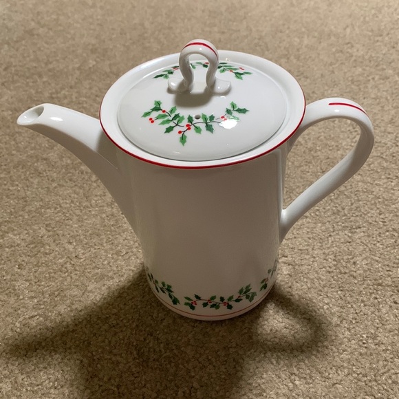 Holly Christmas Teapot - Picture 1 of 8